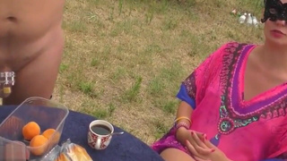 Женщина заковала мужу член в замок и насмехается над ним