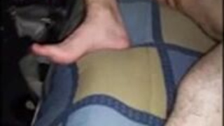Муж лижет жене ягодицы во время прыжков на батуте